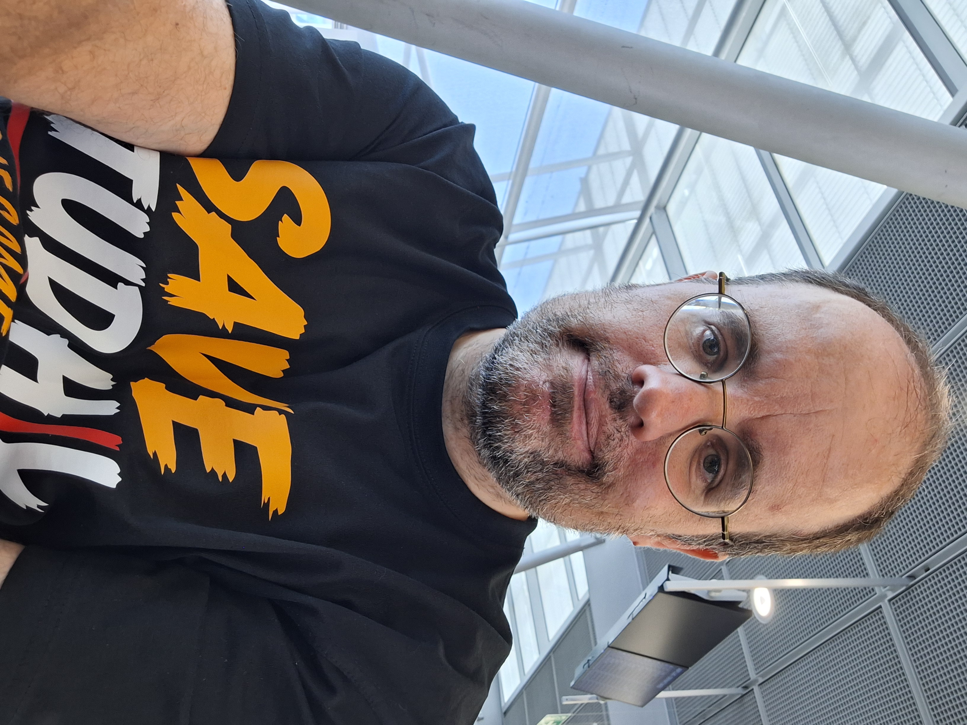 The author at the airport wearing a Save Stud H/L t-shirt, on the way to the WSOP in Las Vegas